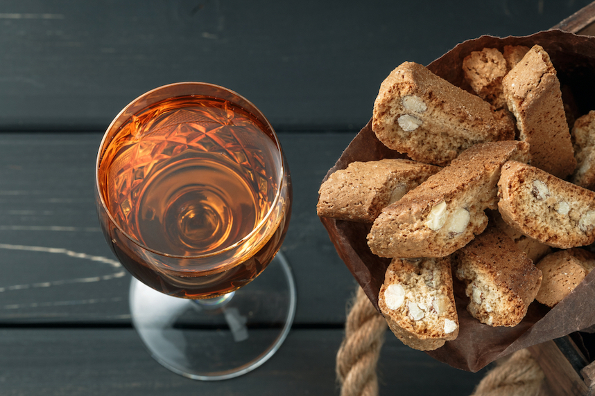 vin santo toscano con cantucci